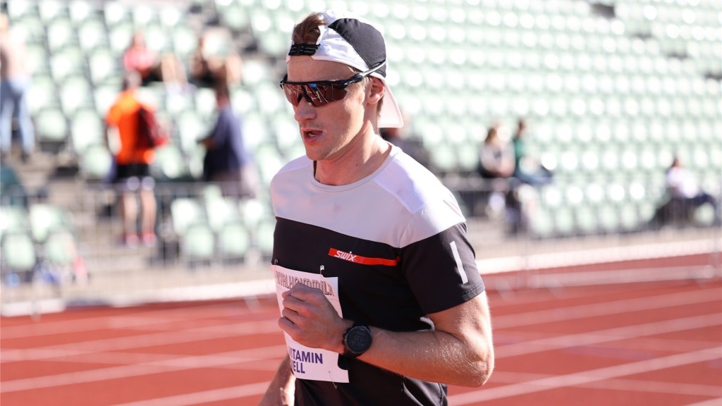 Løper i konkurranse på bane – mål om å løpe 10 km under 40 minutter
