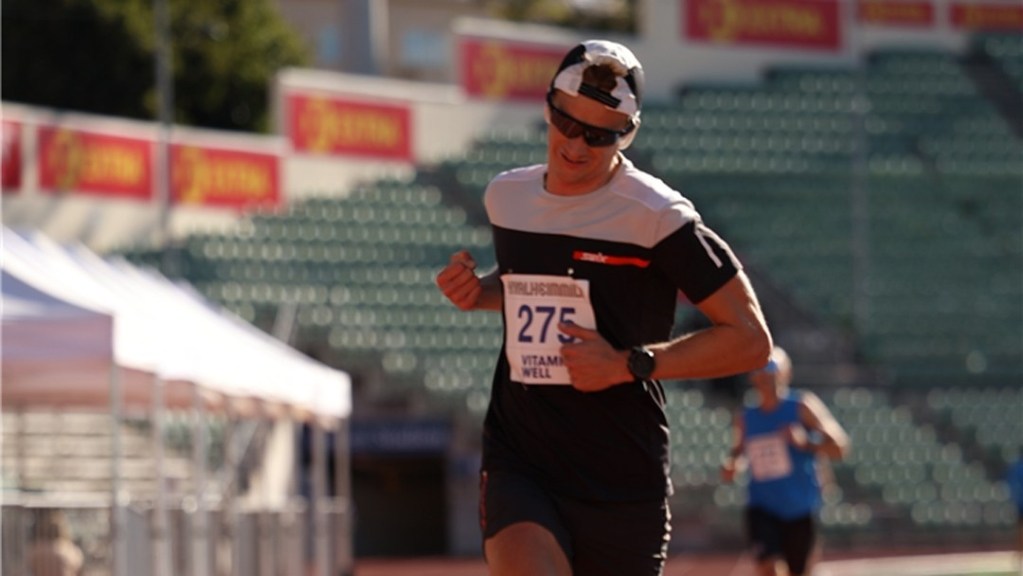 Løper krysser målstreken etter å ha fullført 10 km på under 40 minutter