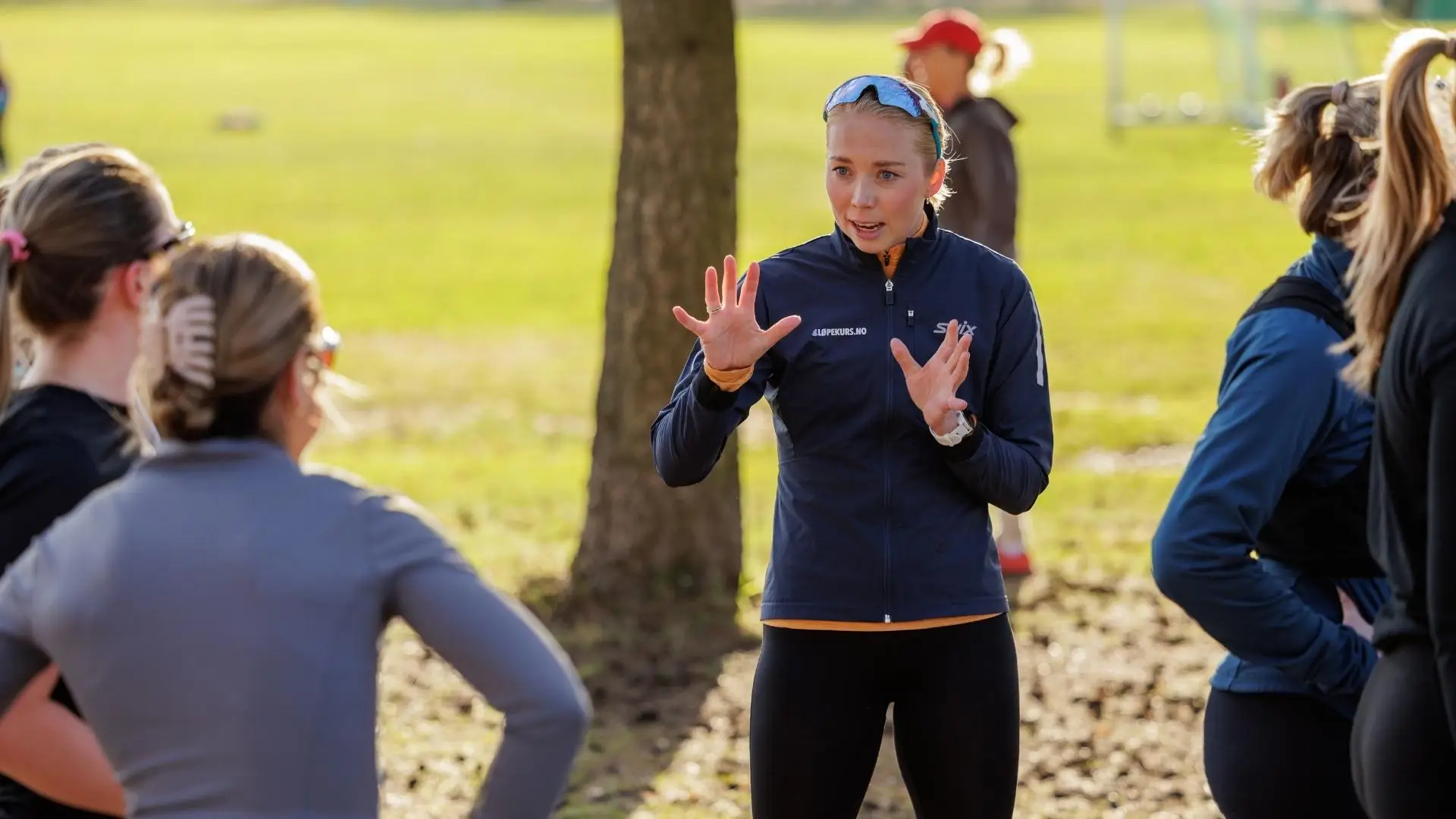 Instruktør fra Løpekurs.no gir teknikkforklaring til deltakerne