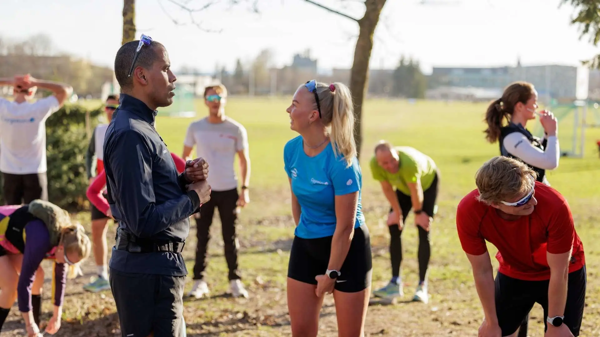 Instruktør fra Løpekurs.no snakker med deltaker etter løpetrening i parken