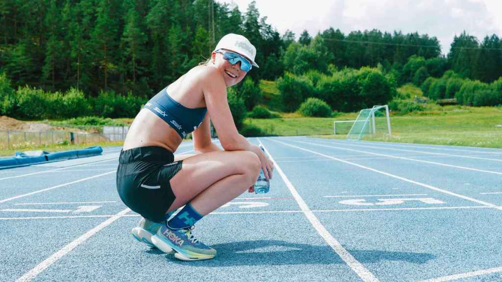 Løper tar pause etter 400 meter intervalltrening på friidrettsbane