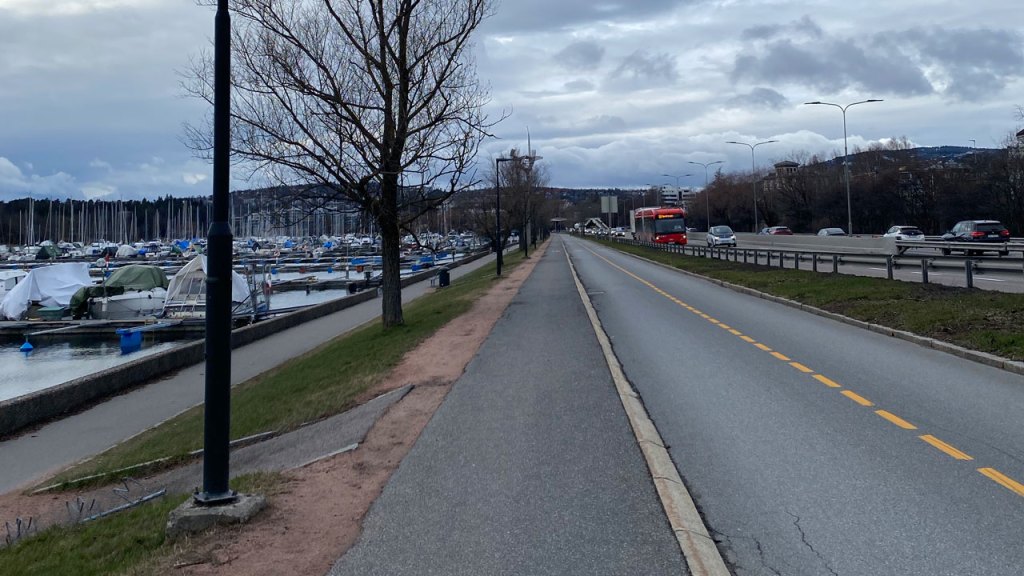 Løperute langs Frognerkilen i Oslo – flat asfaltstrekning brukt til tempoøkter og Oslo Maraton