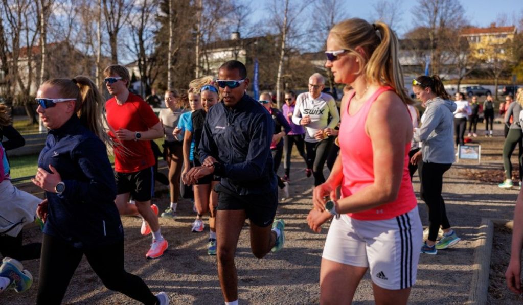 Gruppe løpere trener sammen på vei mot målet halvmaraton under 2 timer