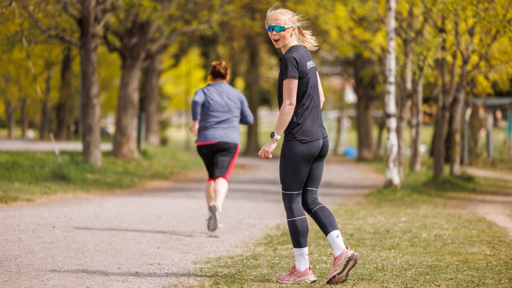 Instruktør og deltaker på løpekurs løper på grusbanen på Voldsløkka i Oslo
