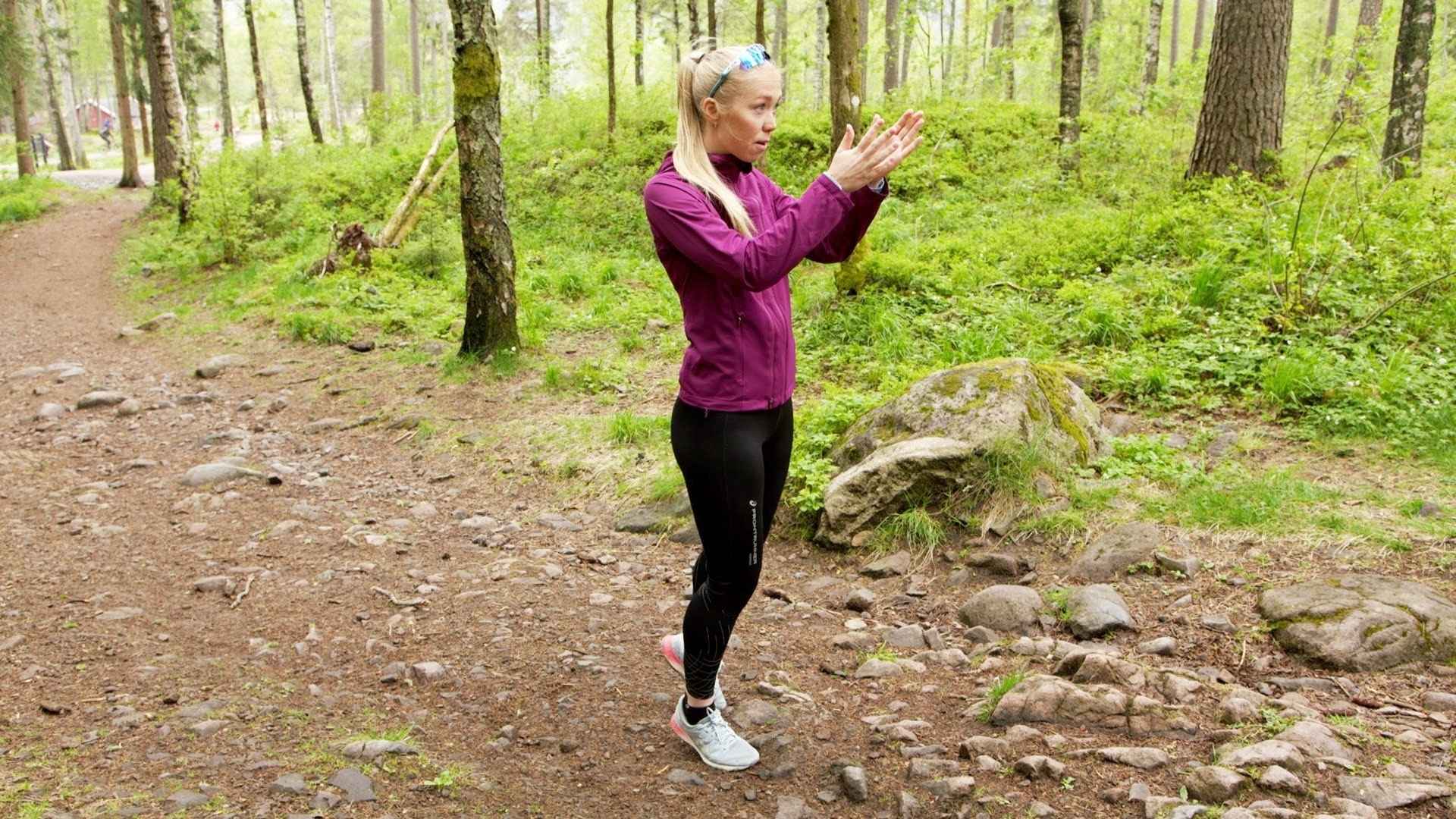 Instruktør fra Løpekurs.no forklarer at hele kroppen skal bevege seg i fartsretning når du løper