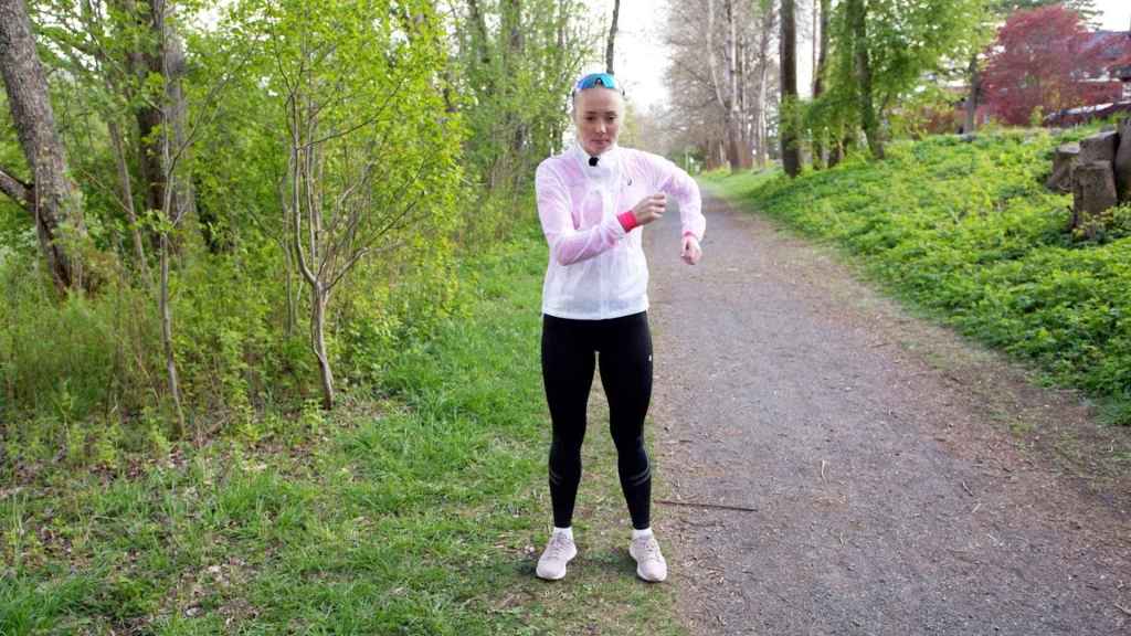 Feil løpeteknikk der løperen svinger med armene ut til siden i stedet for fremover