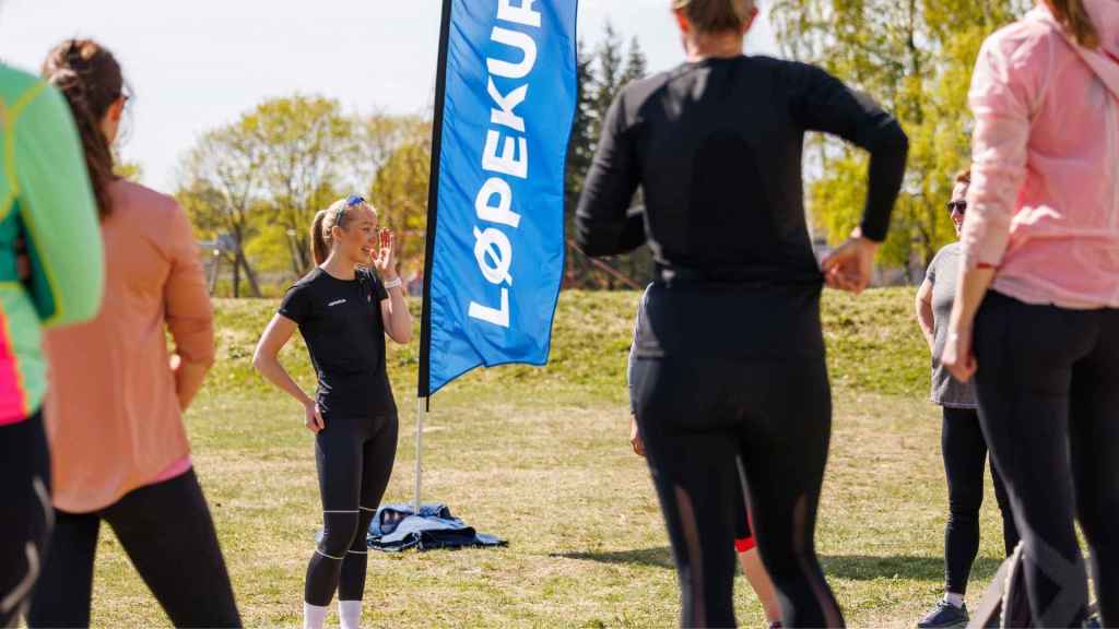 Instruktør fra Løpekurs.no leder en gruppe i løping for nybegynnere