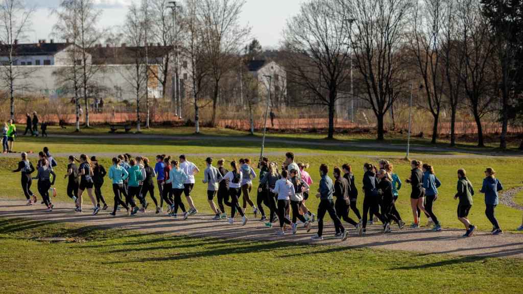 Gruppe løpere på Voldsløkka i Oslo – populært sted for løpeturer og trening