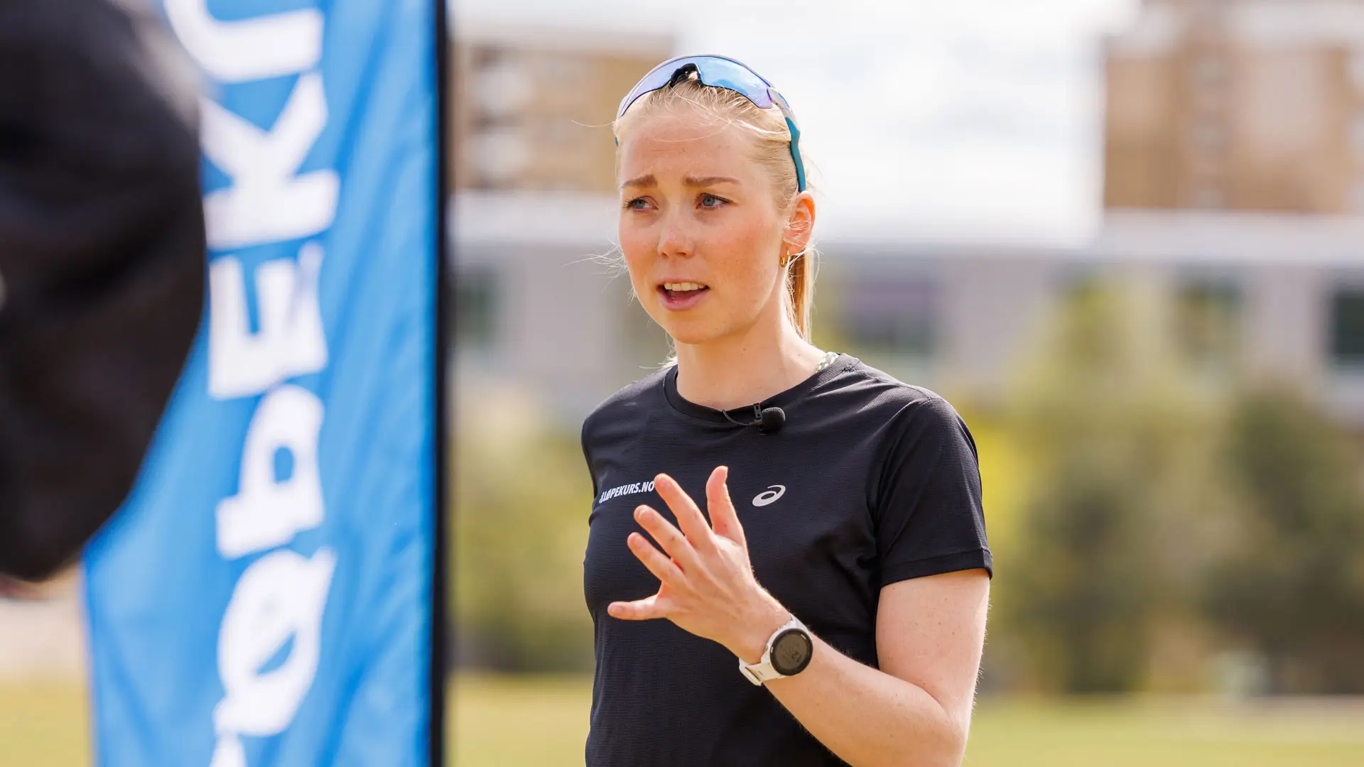 Instruktør fra Løpekurs.no forklarer øvelser for bedre løpeteknikk