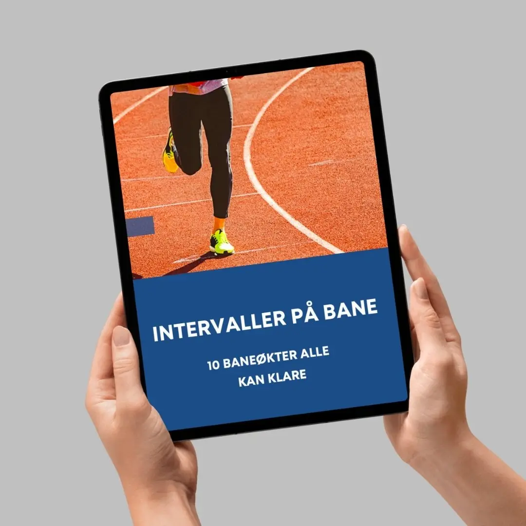 Person holder et nettbrett med e-boken «Intervaller på bane – 10 baneøkter alle kan klare» på skjermen.