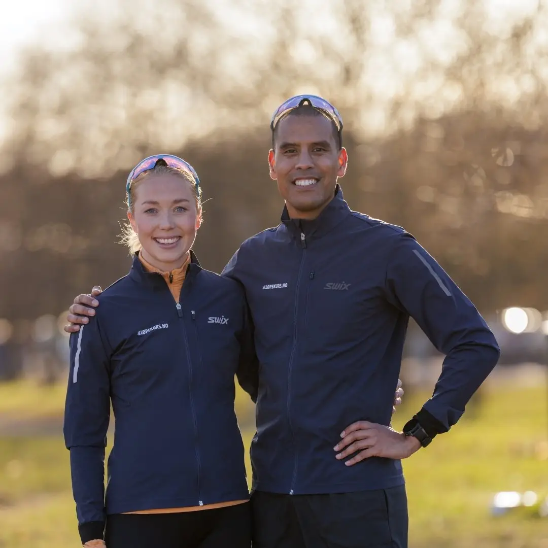 Løpeinstruktører fra Løpekurs.no i treningstøy ute i parkområde