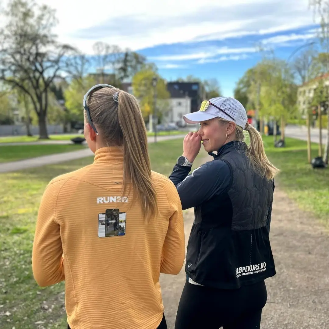 To løpere fra Run2gether og Løpekurs.no i samtale ute på trening