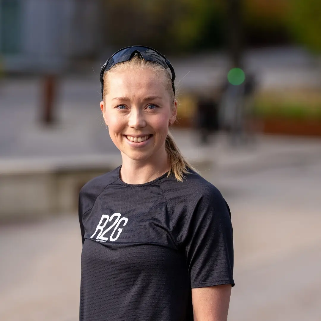 Veronica Undseth smiler iført svart R2G t-skjorte utendørs.