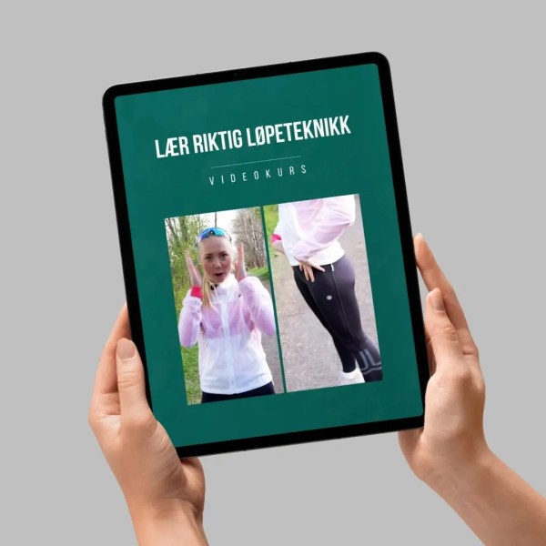 Person holder nettbrett med videokurset «Lær riktig løpeteknikk» på skjermen.